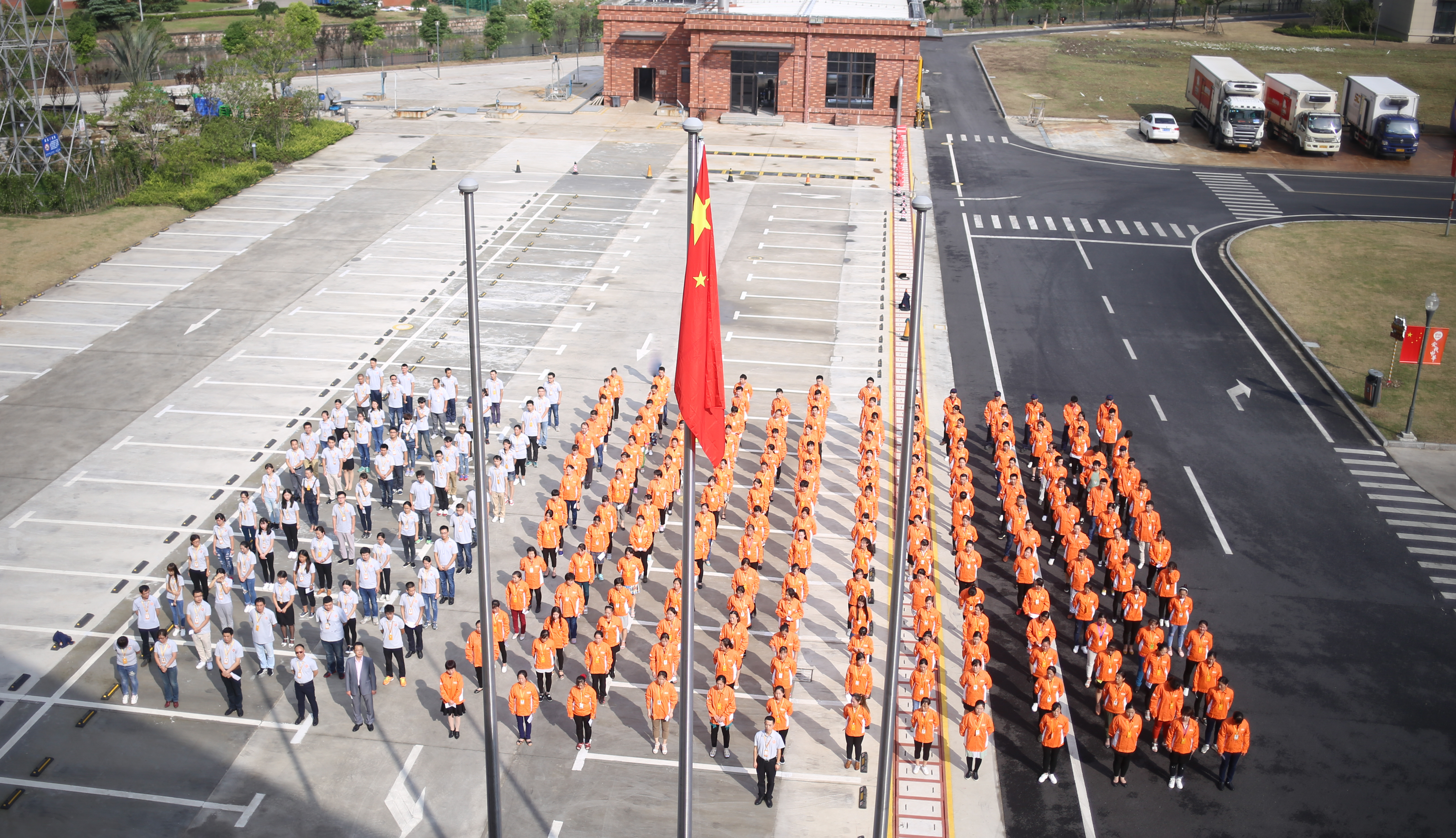 凝聚尊龙凯时力 共圓中國夢！---尊龙凯时食品創(chuàng)意園隆重舉行國慶升旗儀式