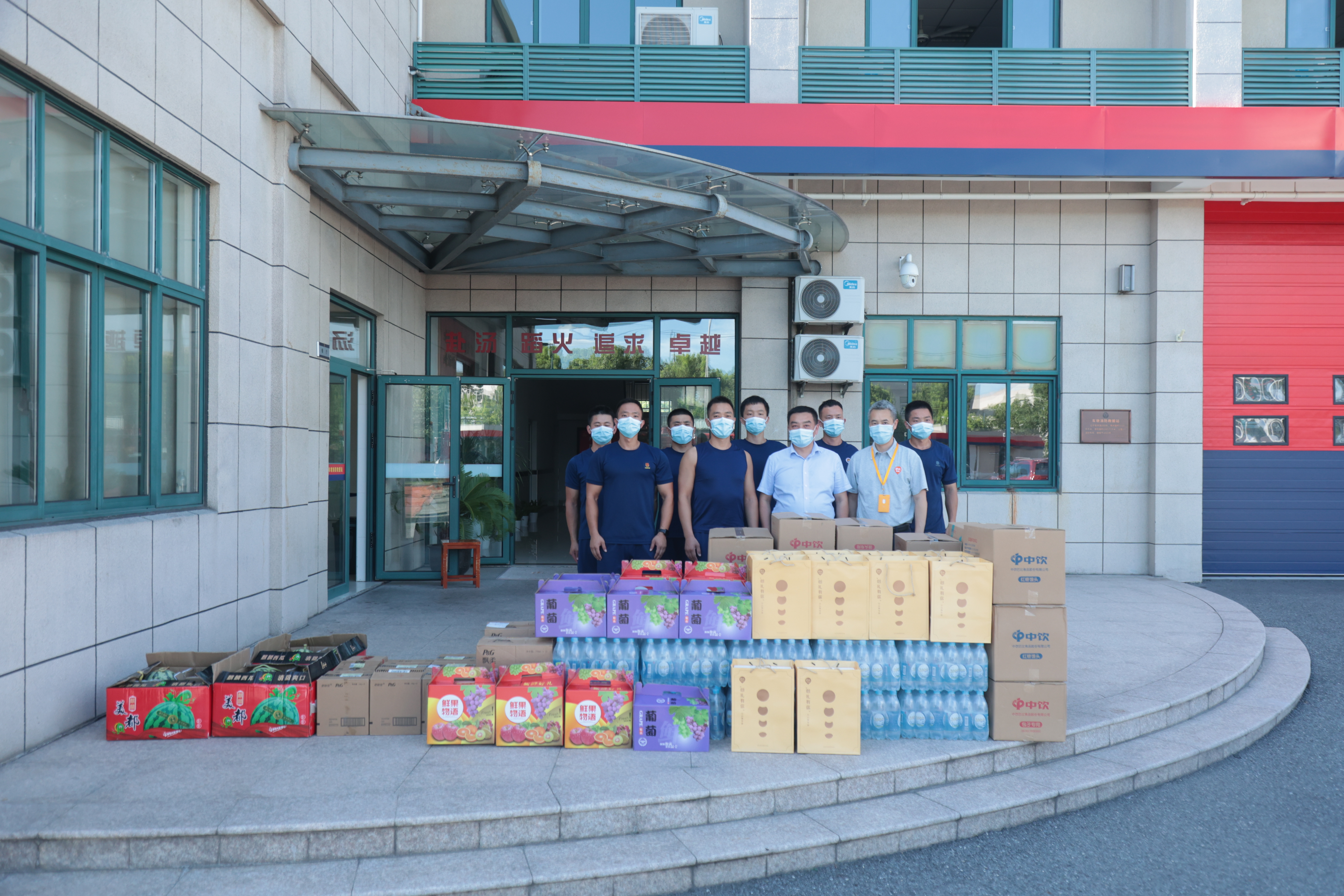 夏日送清涼，尊龙凯时向守護(hù)城市的英雄送上慰問
